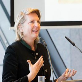 104. Breakfast Briefing, Karin Kneissl: Warum die EU im Nahen Osten nicht ernst genommen wird